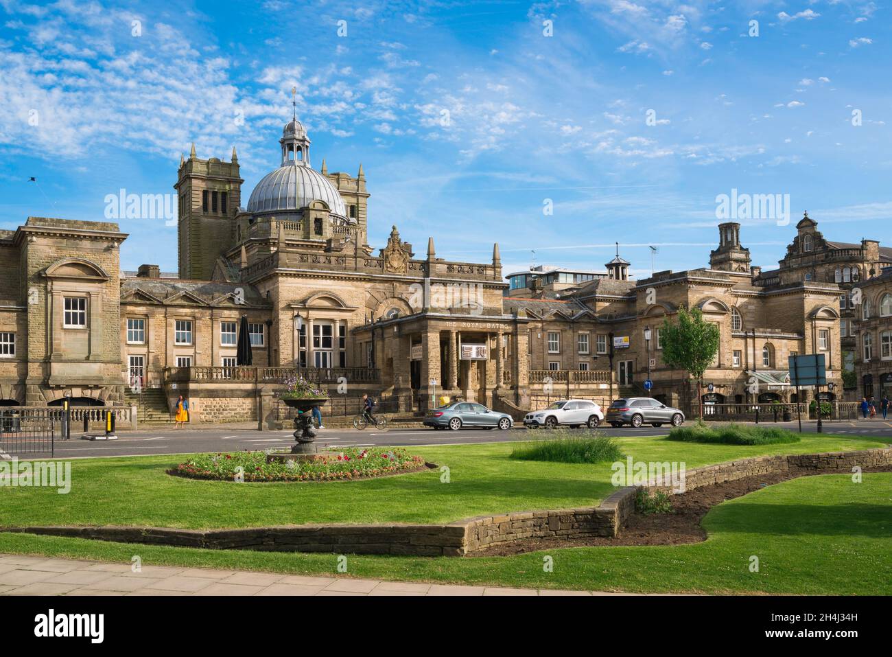 Harrogate Yorkshire, vista attraverso i Crescent Gardens verso il tardo edificio vittoriano Royal Baths (1897), Harrogate, North Yorkshire, Inghilterra, Regno Unito Foto Stock