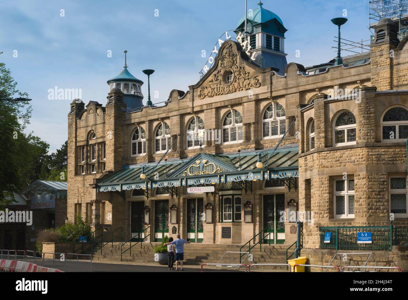 Harrogate Royal Hall, vista della Royal Hall dell'epoca edoardiana (1903) - un teatro popolare e luogo di intrattenimento accuratamente restaurato a Harrogate, Regno Unito Foto Stock