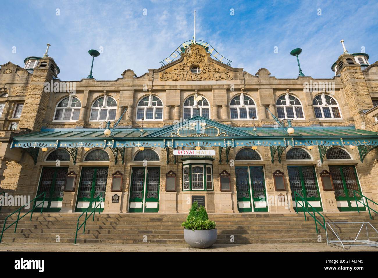 Harrogate Royal Hall, vista della Royal Hall dell'epoca edoardiana (1903) - un teatro popolare e luogo di intrattenimento accuratamente restaurato a Harrogate, Regno Unito Foto Stock