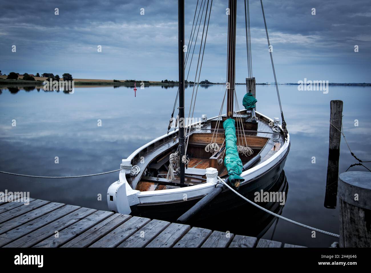 Tranquillo Mar Baltico al porto dell'isola di Poel in Germania con barca a vela Foto Stock