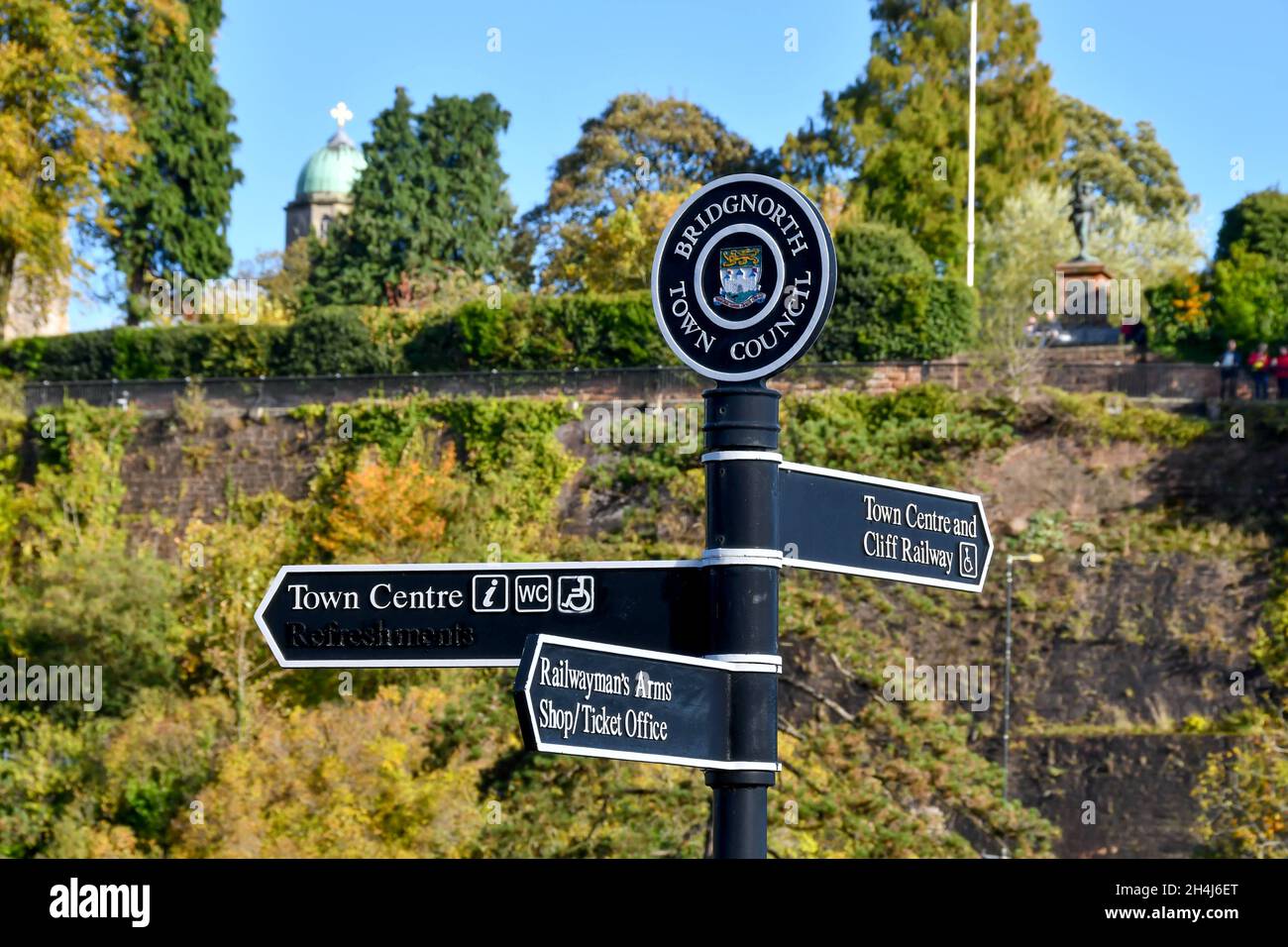Bridgenorth, Inghilterra - Ottobre 2021: Cartello con le informazioni turistiche per i visitatori della città che mostra la direzione per le principali attrazioni Foto Stock