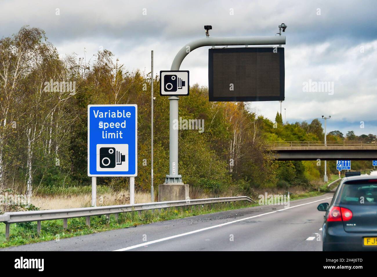 Midlands, Inghilterra - Ottobre 2021: Cartello stradale che mostra lo slat di un tratto di autostrada con un limite di velocità variabile Foto Stock
