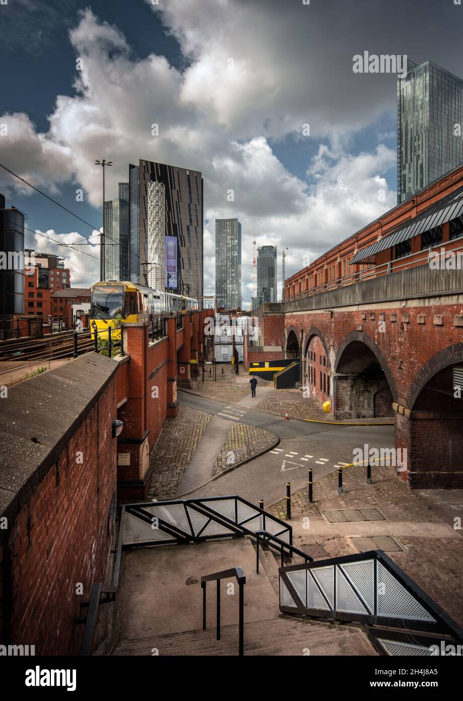 Manchester Street scena che contrasta l'architettura moderna con il suo patrimonio vittoriano di mattoni rossi costruzione e archi Foto Stock