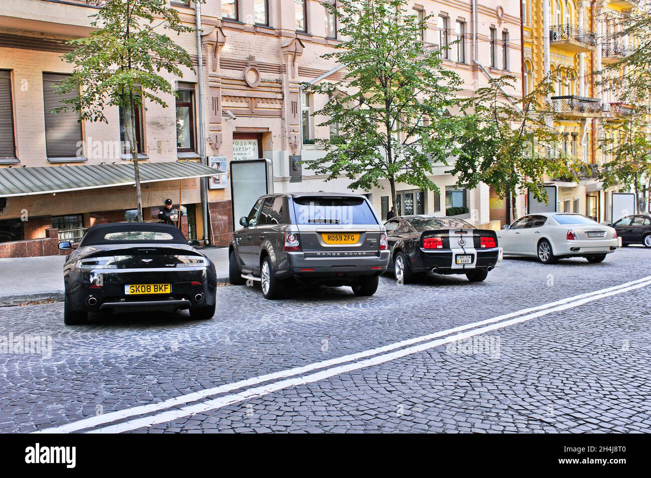 Kiev, Ucraina - 21 agosto 2011: Aston Martin Vantage volante e Ford Mustang e Maserati Quattroporte Foto Stock