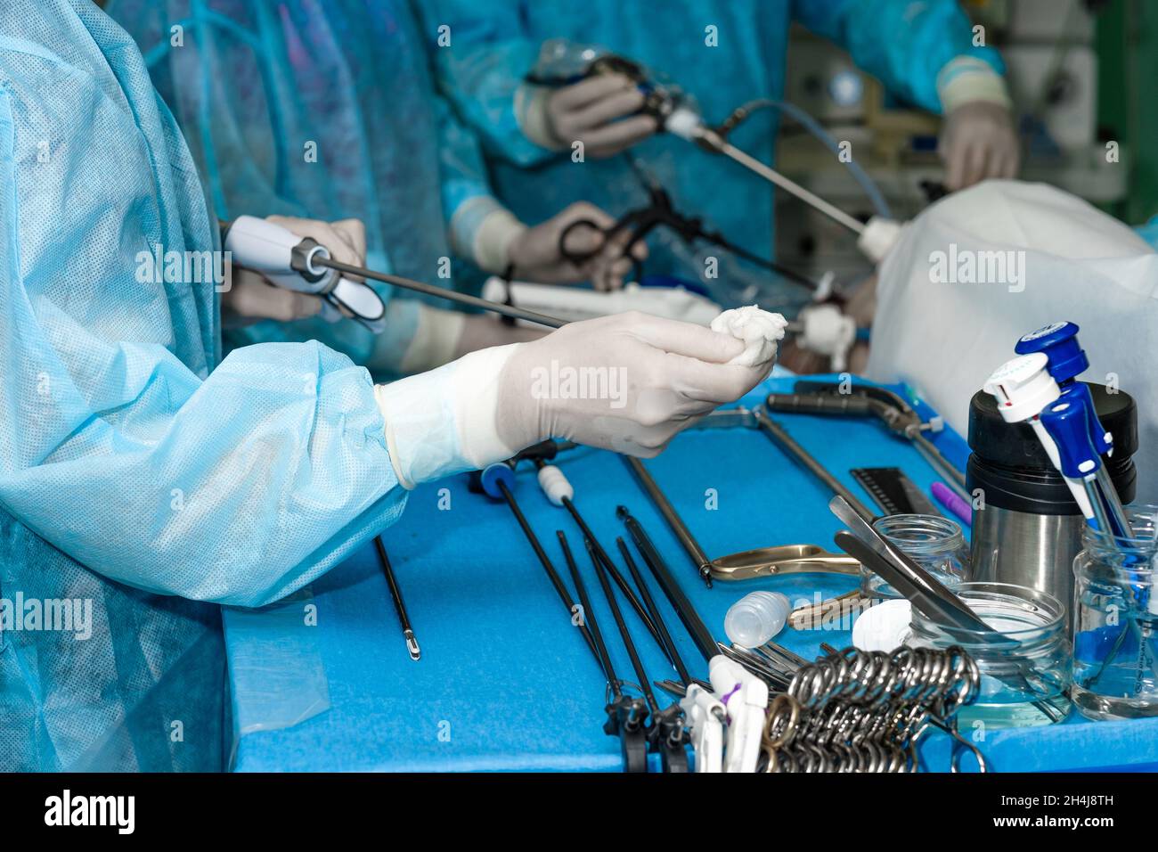 Manipolatore laparoscopico chirurgico nelle mani di un chirurgo. Messa a fuoco selettiva. Chirurgia proctologica laparoscopica minimamente invasiva. Foto Stock