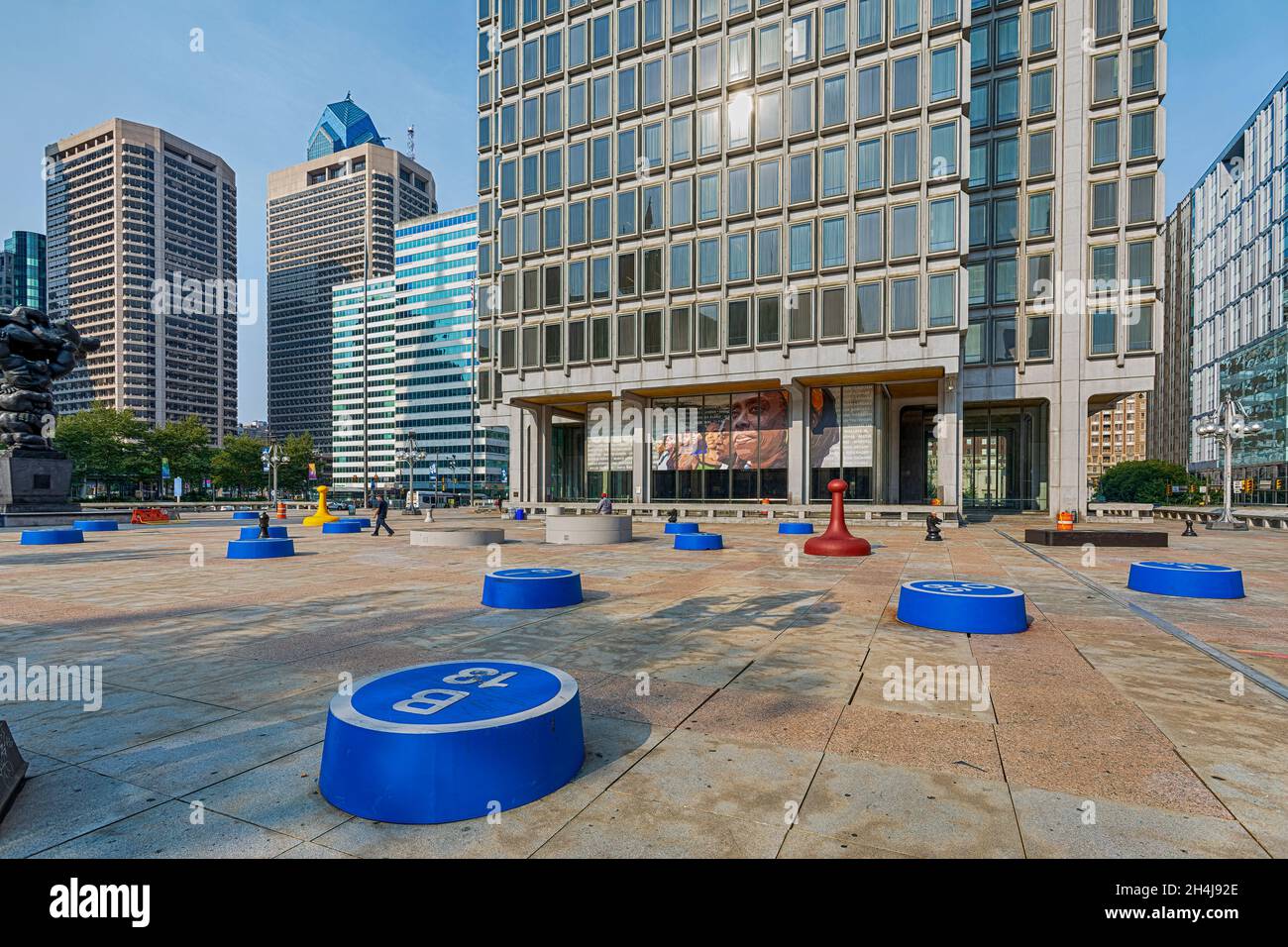 Il Municipal Services Building si trova in un'ampia piazza, di fronte a John F Kennedy Boulevard dal Municipio di Philadelphia. Foto Stock