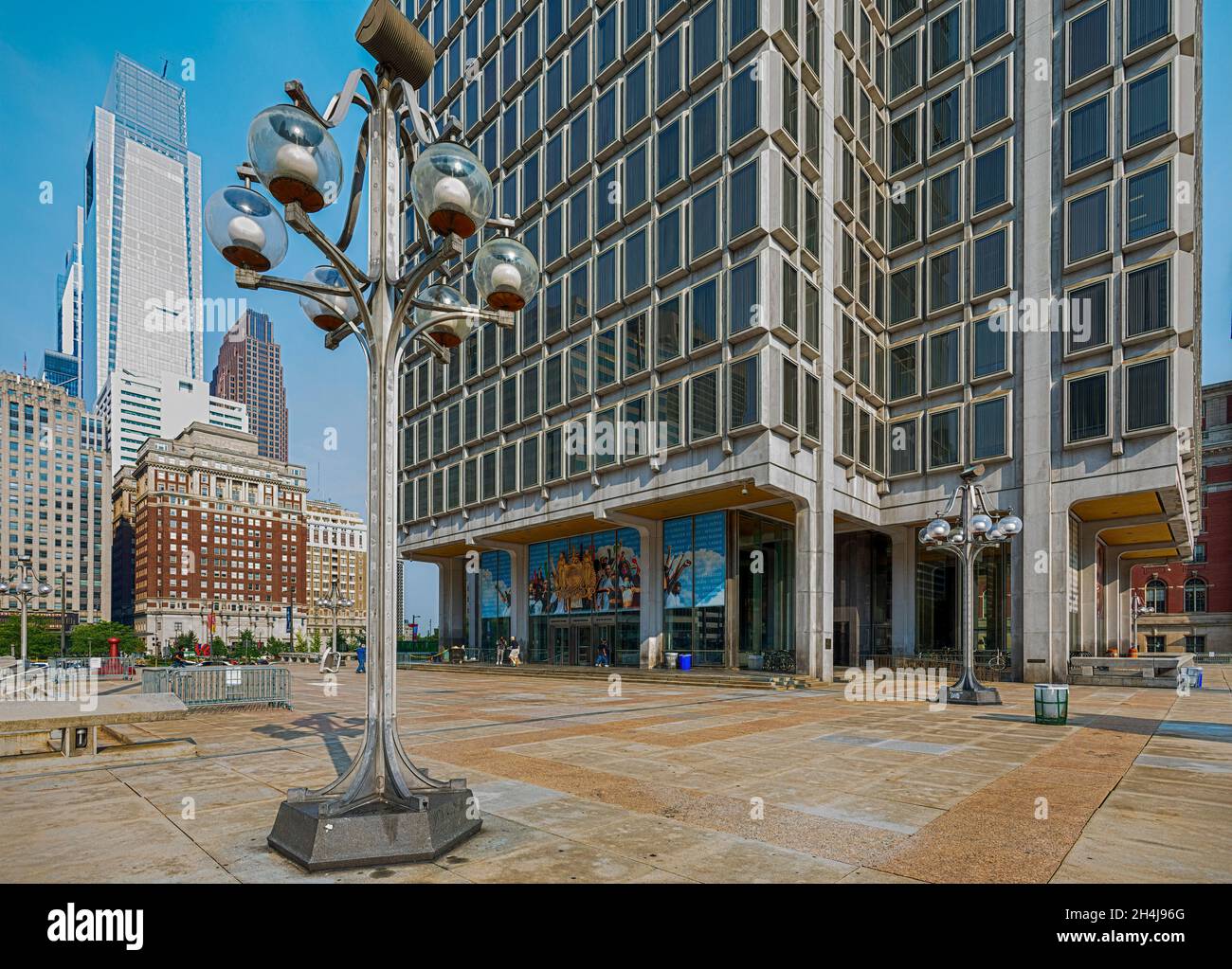 Il Municipal Services Building si trova in un'ampia piazza, di fronte a John F Kennedy Boulevard dal Municipio di Philadelphia. Foto Stock