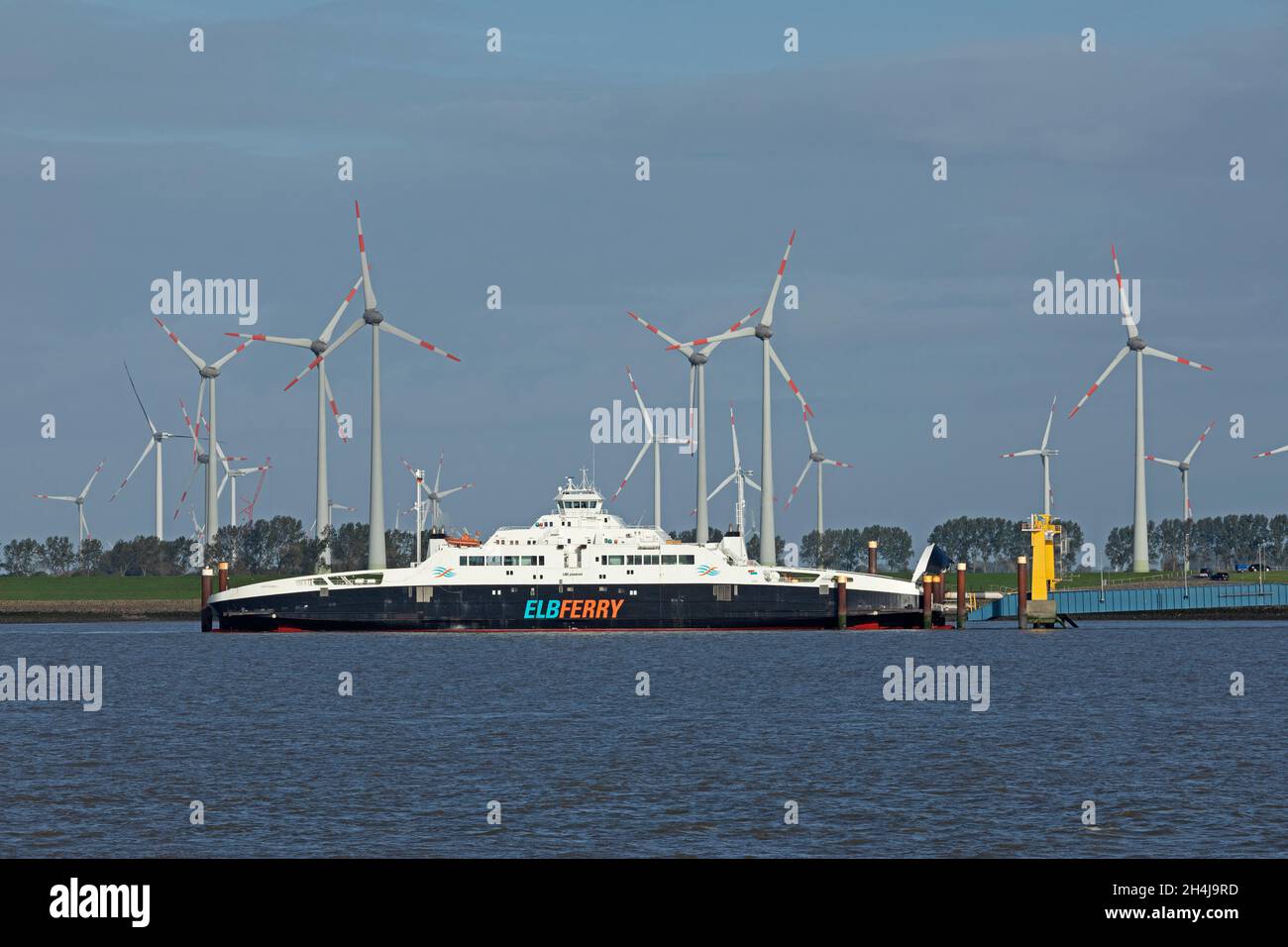 Elbe Ferry Greenferry i, che è gestito a gas liquido, al molo di Brunsbüttel, Schleswig-Holstein, Germania Foto Stock
