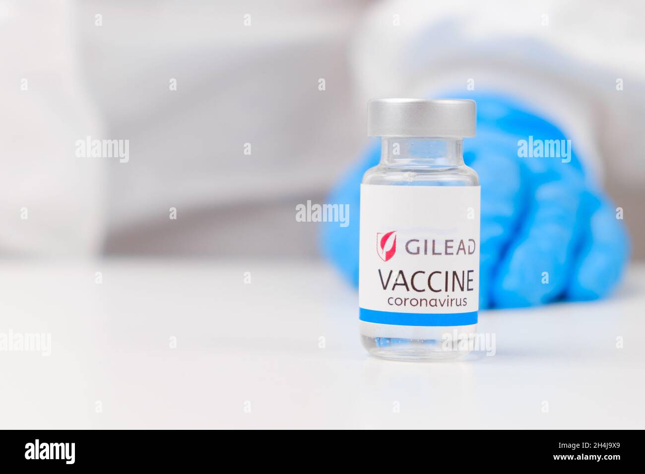 Vaccino Gilead contro SARS-Cov-2, coronavirus o Covid-19 messo sul tavolo da un operatore medico nei guanti di gomma, marzo 2021, San Francisco, USA Foto Stock