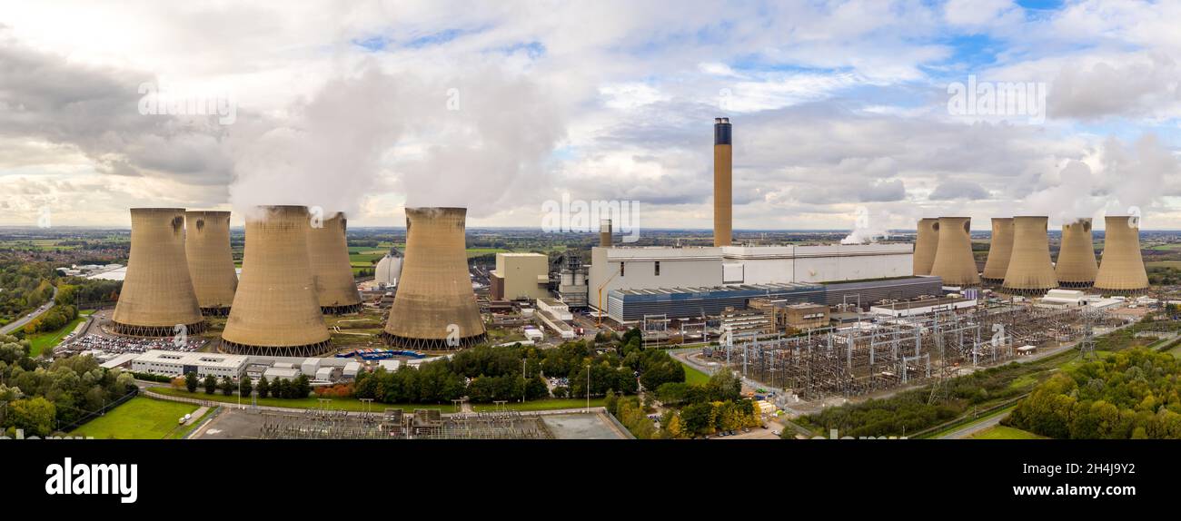 DRAX, Regno Unito - 2 NOVEMBRE 2021. Panorama aereo della Drax Power Station una centrale a carbone nel Regno Unito che genera energia non rinnovabile Foto Stock