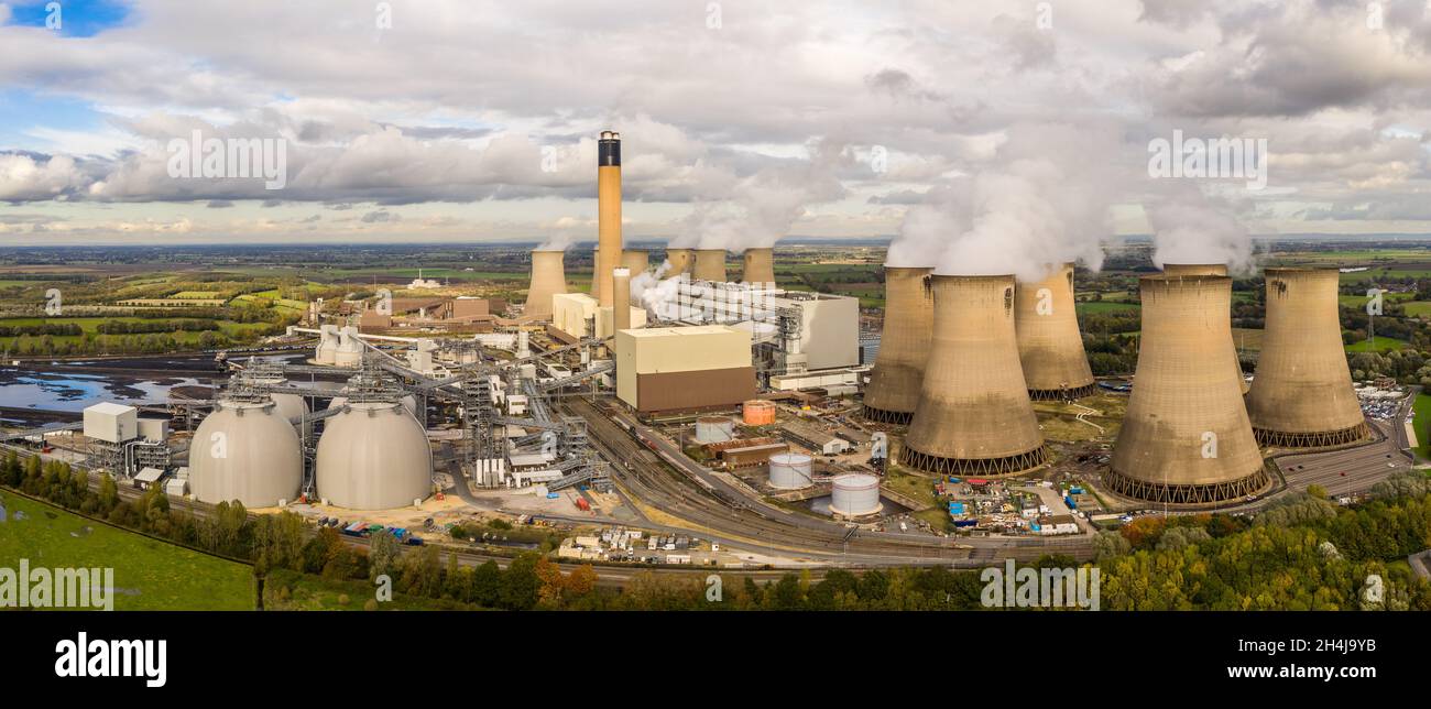 DRAX, Regno Unito - 2 NOVEMBRE 2021. Panorama aereo della Drax Power Station una centrale a carbone nel Regno Unito che genera energia non rinnovabile Foto Stock