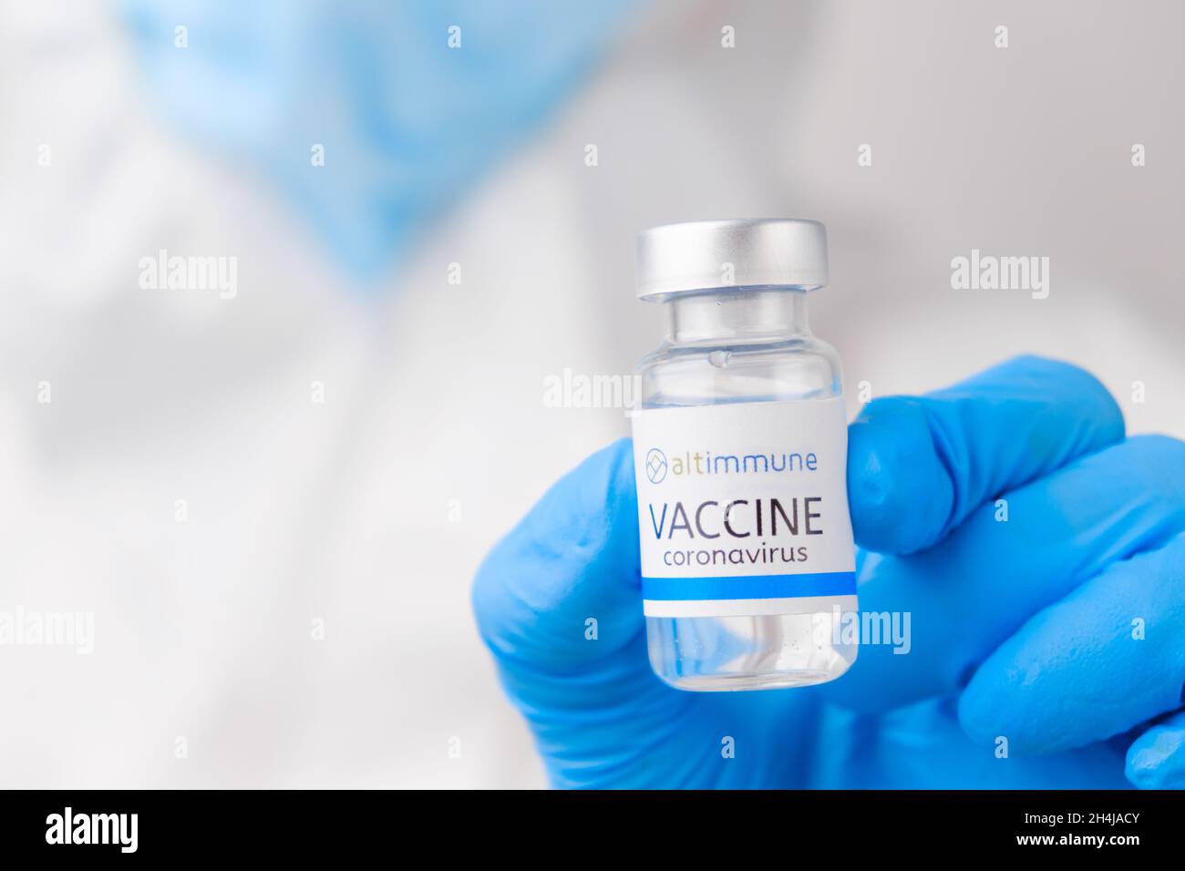 Vaccino di Altimmune contro SARS-Cov-2, coronavirus o Covid-19 messo sul tavolo da un operatore medico nei guanti di gomma, marzo 2021, San Francisco, USA Foto Stock