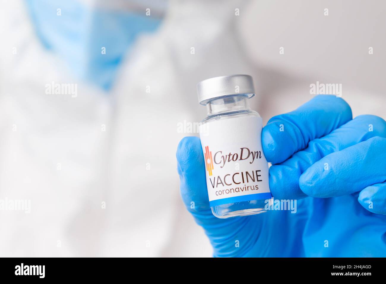 Vaccino Cato Dyn contro SARS-Cov-2, coronavirus o Covid-19 messo sul tavolo da un operatore medico nei guanti di gomma, marzo 2021, San Francisco, USA Foto Stock