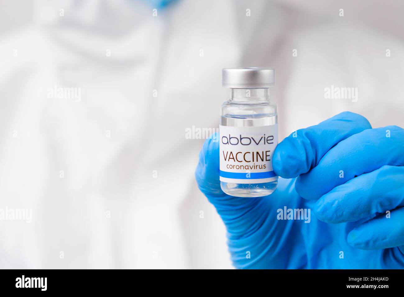 Vaccino Abbvie contro Covid-19, coronavirus o SARS-Cov-2 in mano medica in guanti di gomma, marzo 2021, San Francisco, USA Foto Stock