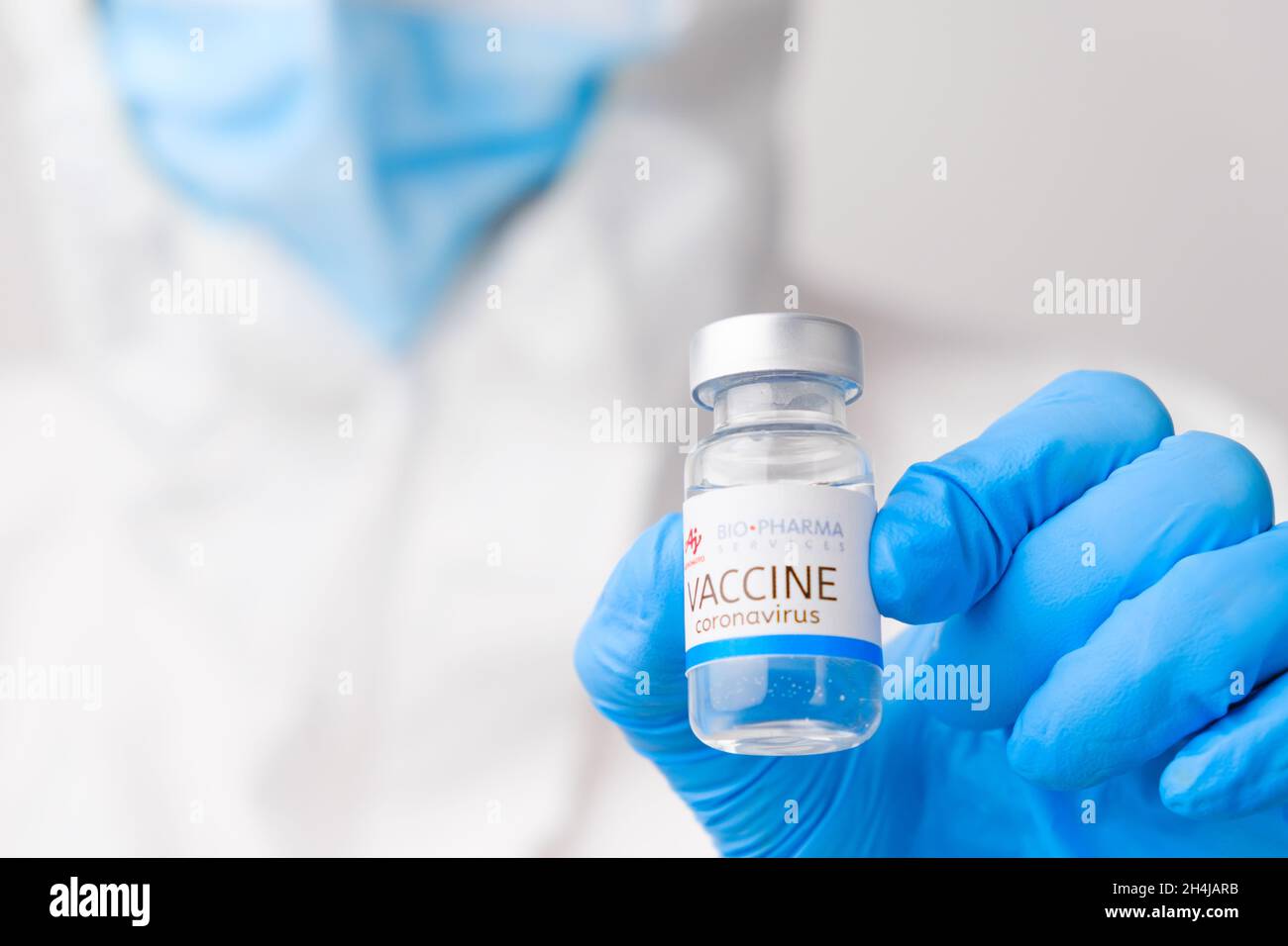 BIO Pharma vaccino contro SARS-Cov-2, coronavirus o Covid-19 messo sul tavolo da un medico nei guanti di gomma, marzo 2021, San Francisco, USA Foto Stock