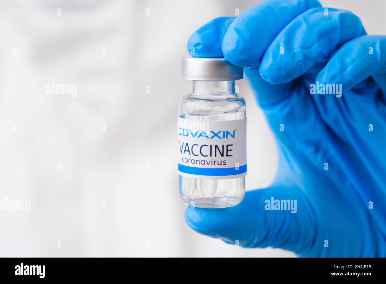 Vaccino Covaxin contro SARS-Cov-2, coronavirus o Covid-19 messo sul tavolo da un operatore medico nei guanti di gomma, marzo 2021, San Francisco, USA Foto Stock