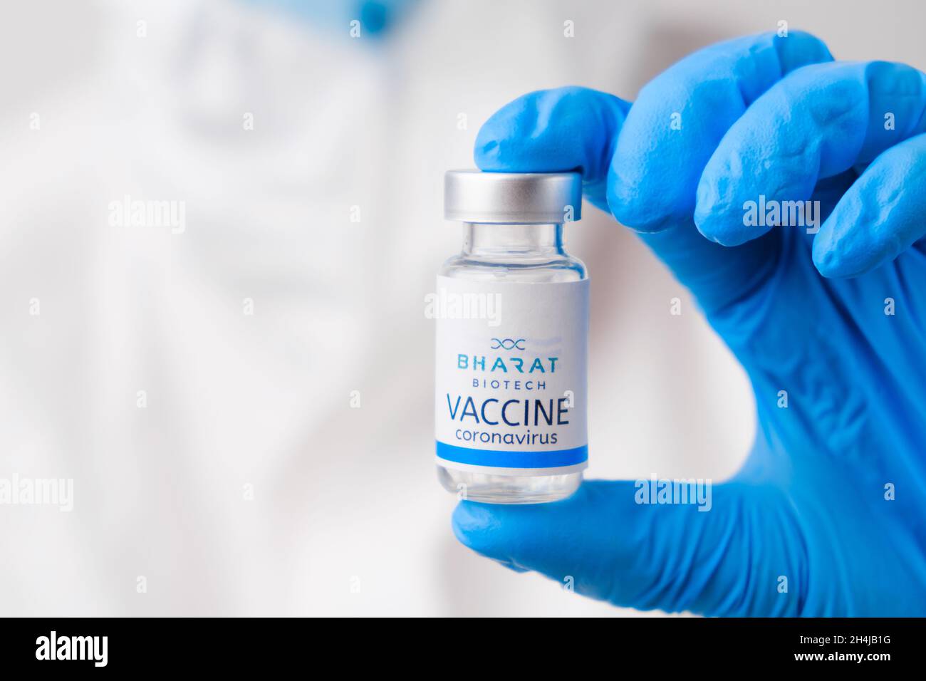 Vaccino Bhart contro SARS-Cov-2, coronavirus o Covid-19 messo sul tavolo da un operatore medico nei guanti di gomma, marzo 2021, San Francisco, USA Foto Stock