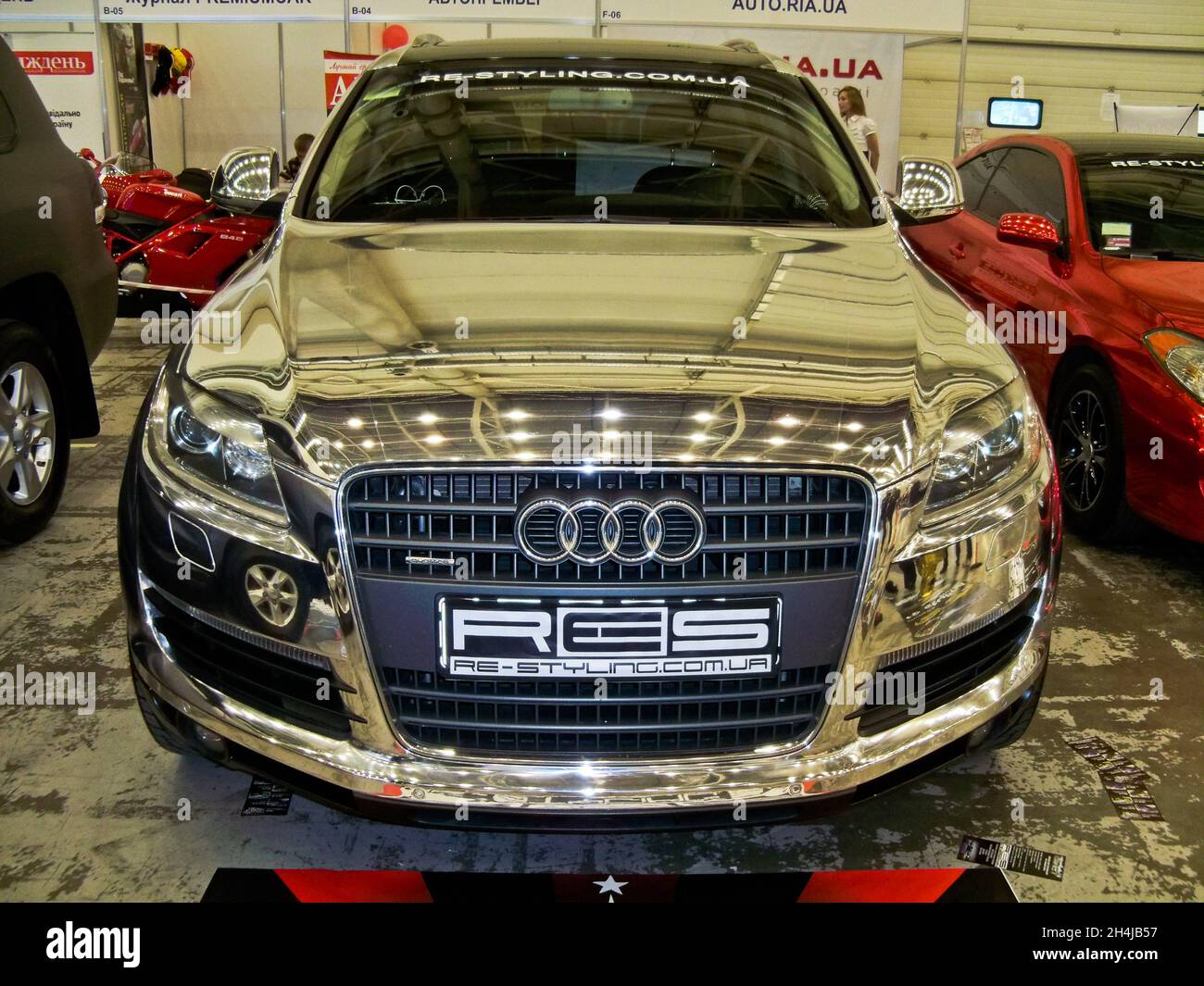Kiev, Ucraina; 10 aprile 2014. Magnetic cromo Audi Q7 e Toyota Solara Foto Stock