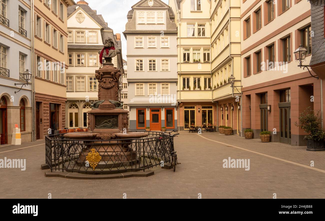 Francoforte, Assia / Germania - Gennaio 17. 2020 il mercato del pollo nel centro storico restaurato di Francoforte con la fontana Stolze Foto Stock