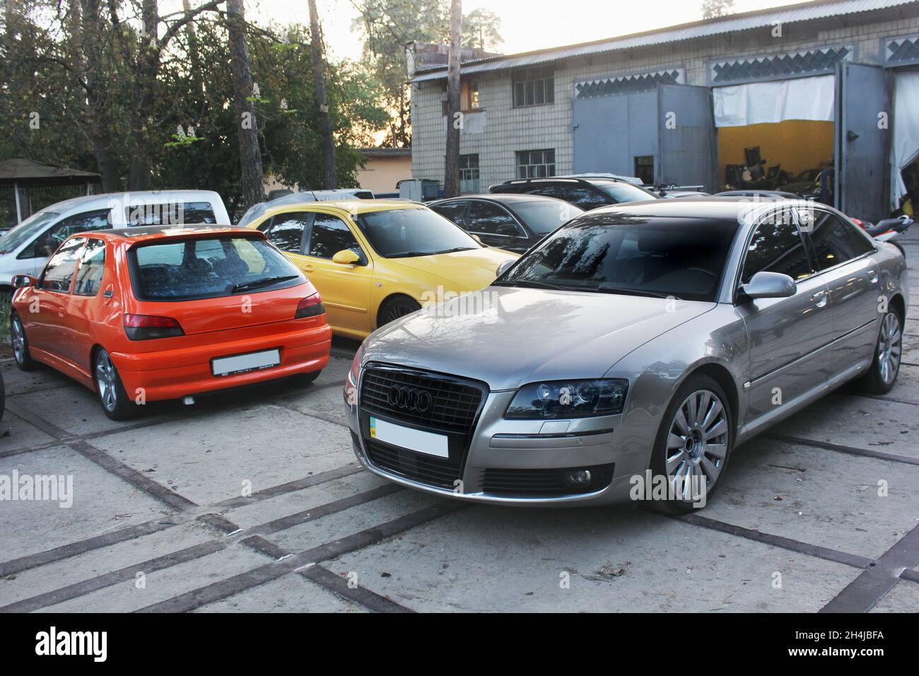 Kiev, Ucraina - 11 settembre 2014: Auto combo. Audi A8 e Peugeot e Seat contro altre vetture. Sintonizzazione Foto Stock