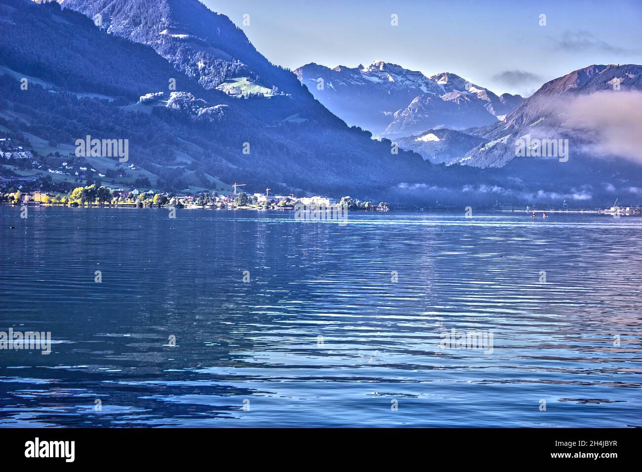 Bella vista con un lago in montagna a Sarnen Svizzera Foto Stock
