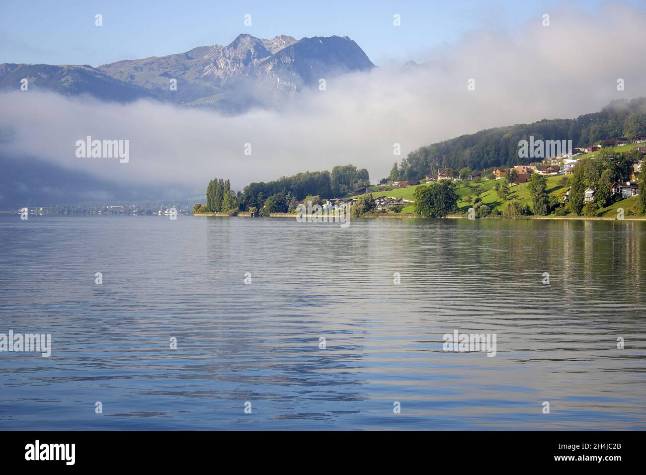 Una bella vista con un lago in montagna a Sarnen Svizzera Foto Stock