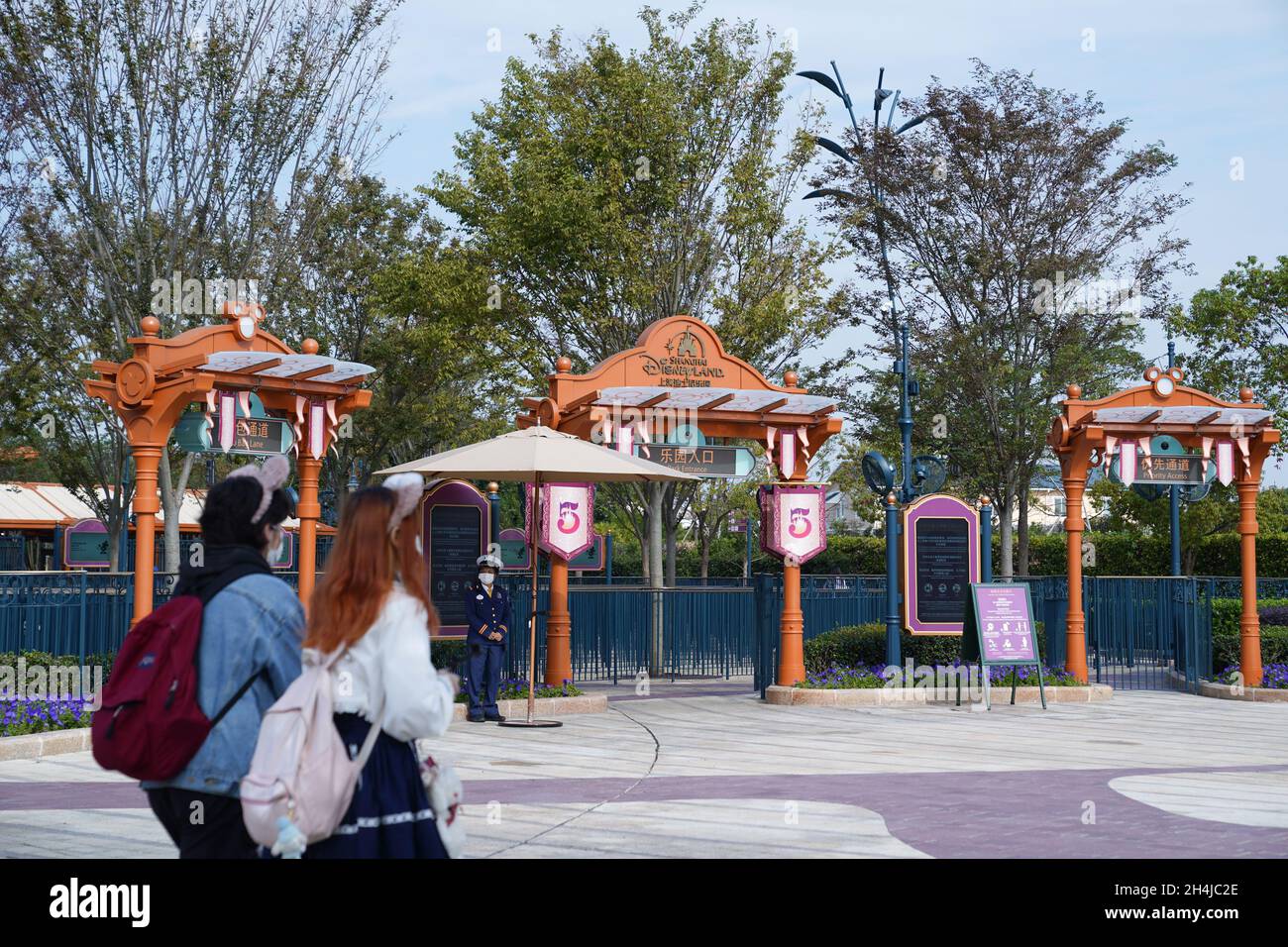 (211103) -- SHANGHAI, 3 novembre 2021 (Xinhua) -- la gente cammina oltre l'entrata di Disneyland di Shanghai nella Shanghai della Cina orientale, 3 novembre 2021. Disneyland e Disneytown di Shanghai sono ripresi mercoledì dopo una chiusura temporanea per il controllo COVID-19. Tutti i membri del cast e i dipendenti di terze parti che tornano a lavorare nel residence hanno completato due test sugli acidi nucleici entro 48 ore, con risultati negativi. Anche tutti i campioni ambientali raccolti hanno dato esito negativo, secondo una dichiarazione. Il sito ha interrotto l'ingresso turistico la domenica sera ed è stato temporaneamente chiuso ai fini dell'ep Foto Stock