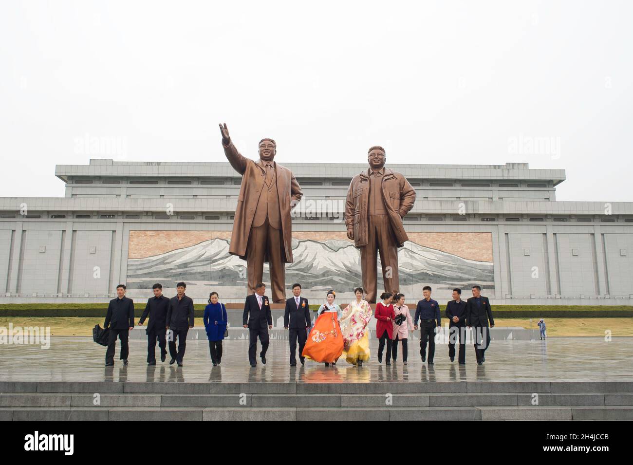 Una festa di nozze alle statue di Kim il-Sung e Kim Jong-il al Mansu Hill Grand Monument a Pyongyang, Corea del Nord. Foto Stock