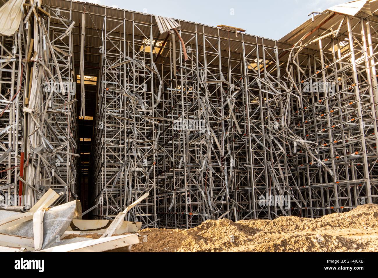 scheletro di un magazzino ad alta baia per la demolizione Foto Stock