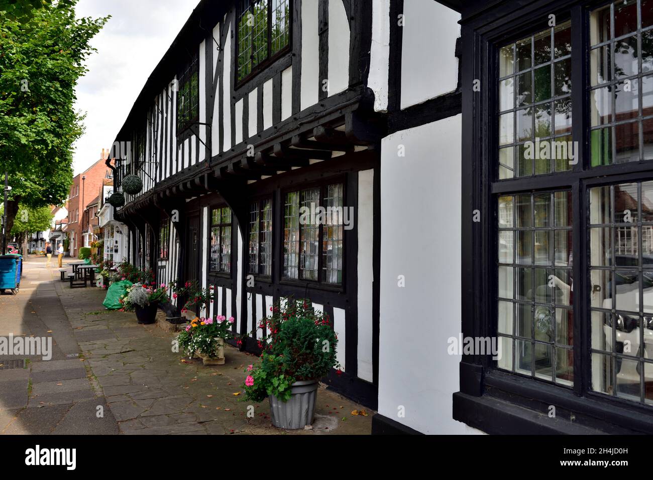 Vecchia casa tradizionale in legno di quercia incorniciata con infill di mattoni tra travi, Henley-in-Arden, Warwickshire, Regno Unito Foto Stock