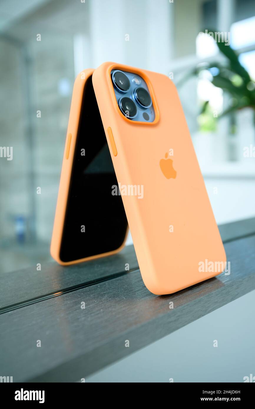 Ultimo Apple computer iPhone 13 pro smartphone mostra la tripla fotocamera  sul ripiano specchio bagno Foto stock - Alamy