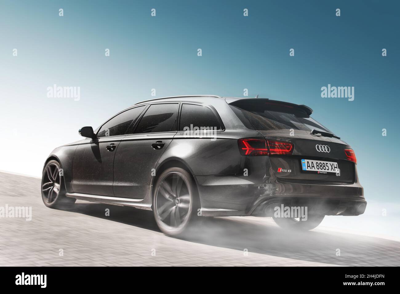 Kiev, Ucraina - 3 maggio 2019: Grigio Audi RS6 su uno sfondo di cielo chiaro Foto Stock