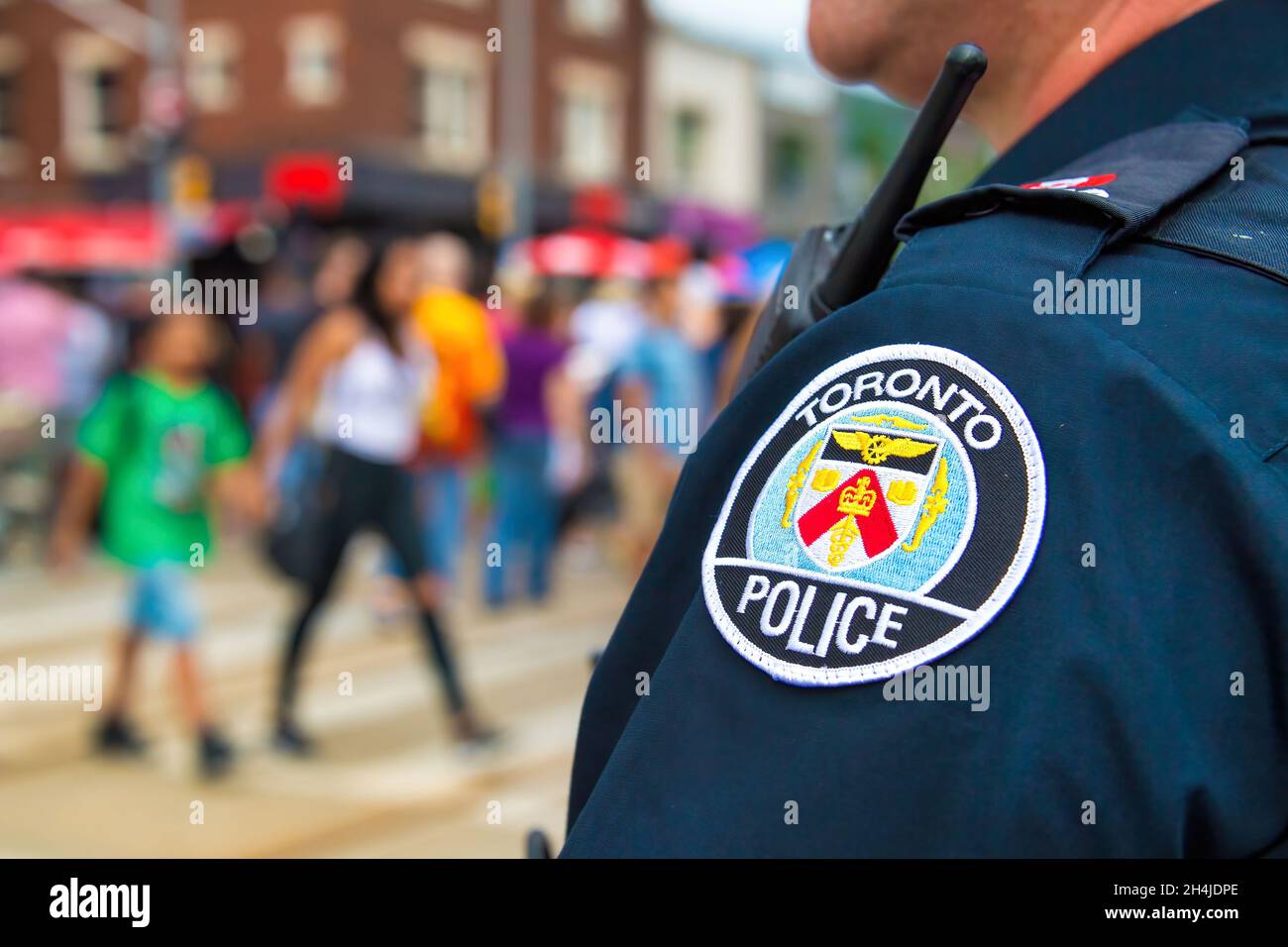 Salsa di Saint Clair Avenue West: Polizia di Toronto di servire e proteggere durante la manifestazione popolare Foto Stock