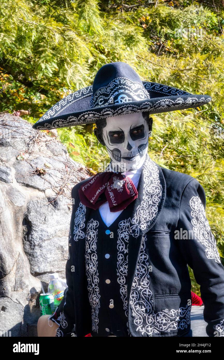 Uomo vestito come personaggio di Señor Bones, dia De Los Muertos, 2021, NYC Foto Stock