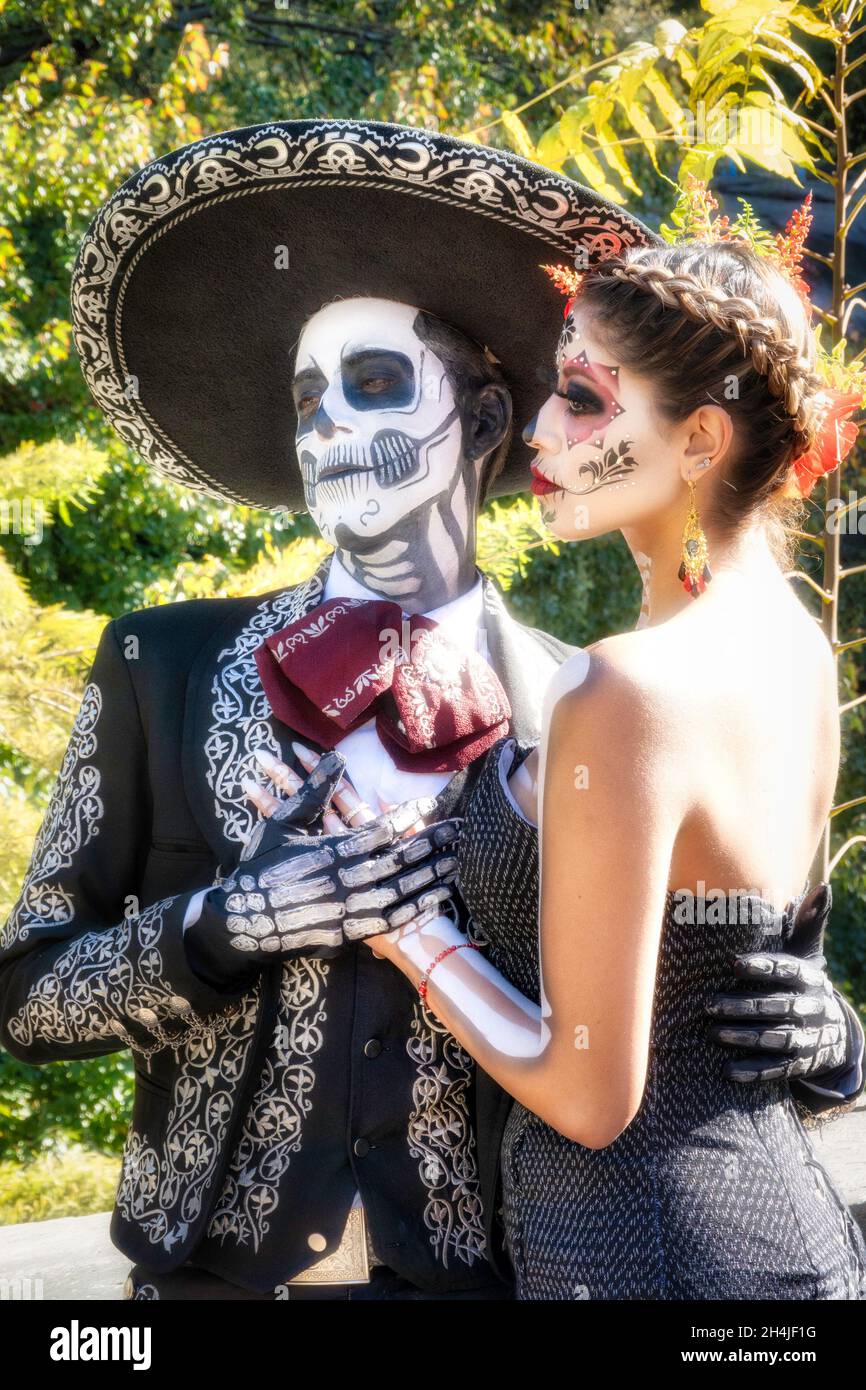 Coppia vestita come i personaggi la Catrina e Señor Bones, dia De Los Muertos, 2021, NYC Foto Stock
