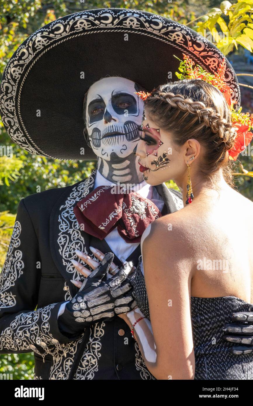 Coppia vestita come i personaggi la Catrina e Señor Bones, dia De Los Muertos, 2021, NYC Foto Stock