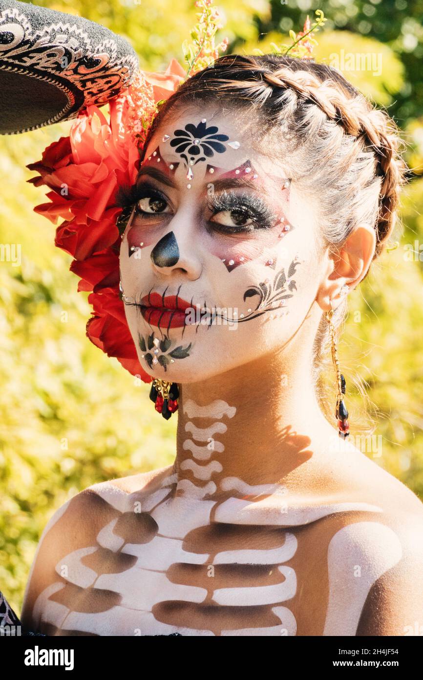 Donna vestita come personaggio la Catrina, dia De Los Muertos, 2021, NYC Foto Stock