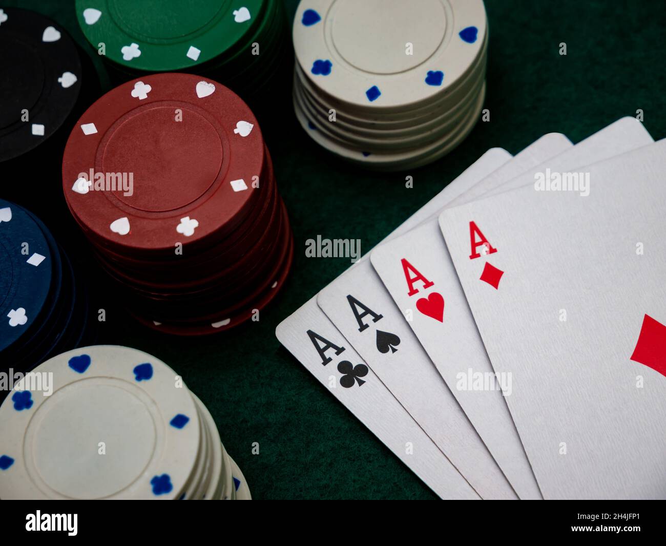 tavolo da gioco del poker, quattro assi con chip da gioco sul tavolo verde Foto Stock