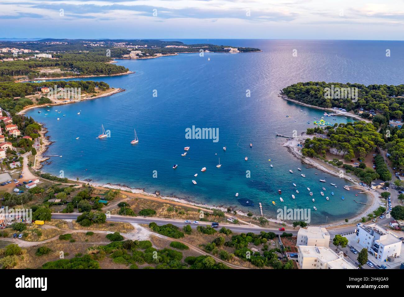 Una vista aerea della baia Stoja, in prima serata, Pula, Istria, Croazia Foto Stock