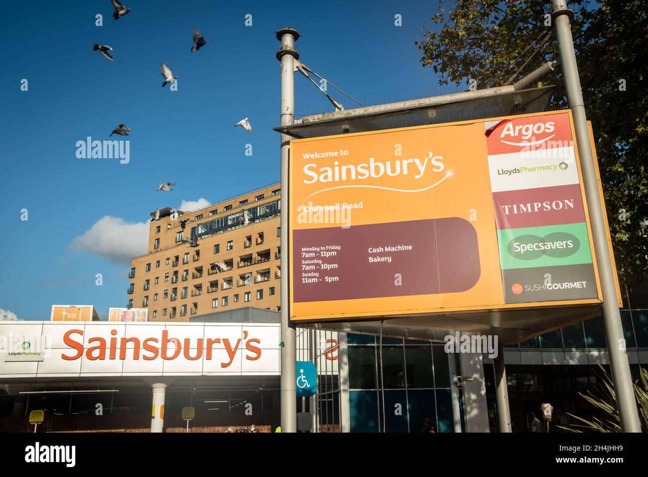 Londra - Novembre 2021: Supermercato Sainsburys con farmacia Argo e Lloyds all'interno. Foto Stock