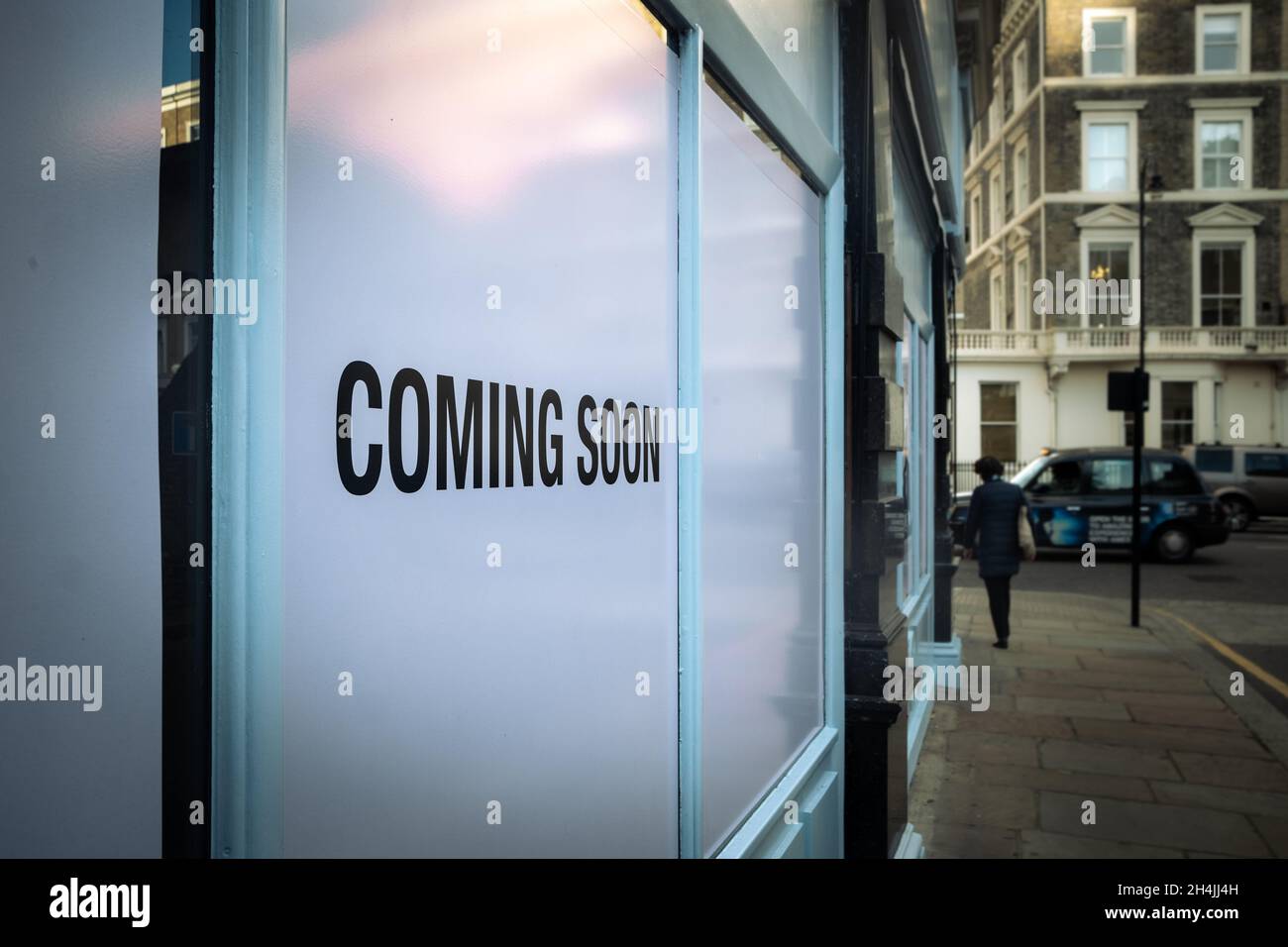 Negozio al dettaglio con il testo " Coming soon " che suggerisce l'apertura di un nuovo negozio Foto Stock