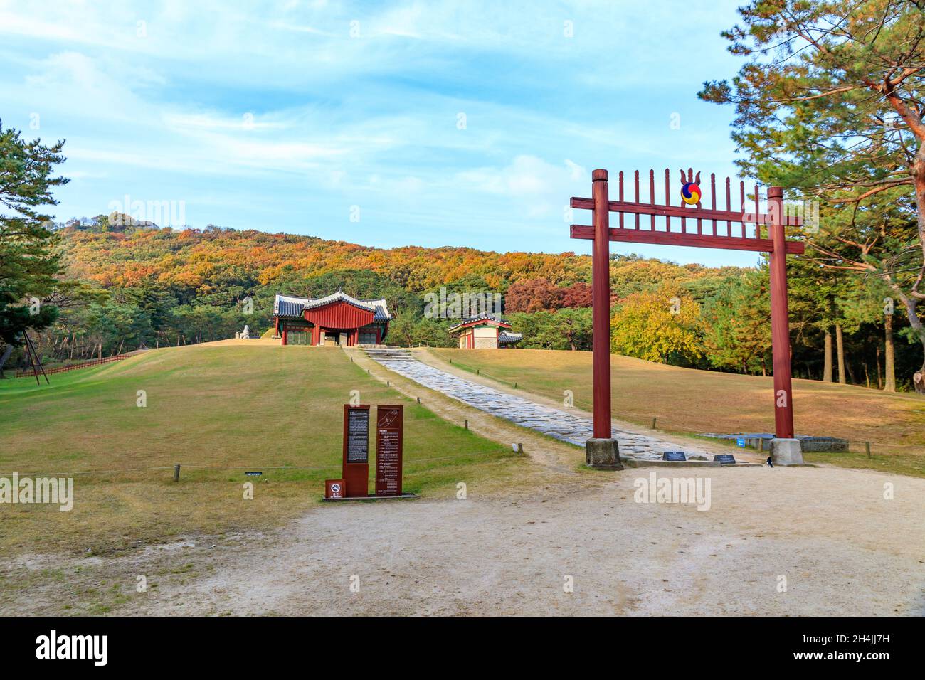 Patrimonio dell'umanità Joseon Royal Tombs.Gimpo Jangneung. Proprietà culturale designata a livello nazionale. Patrimonio dell'umanità dell'UNESCO, sito patrimonio dell'umanità. Foto Stock
