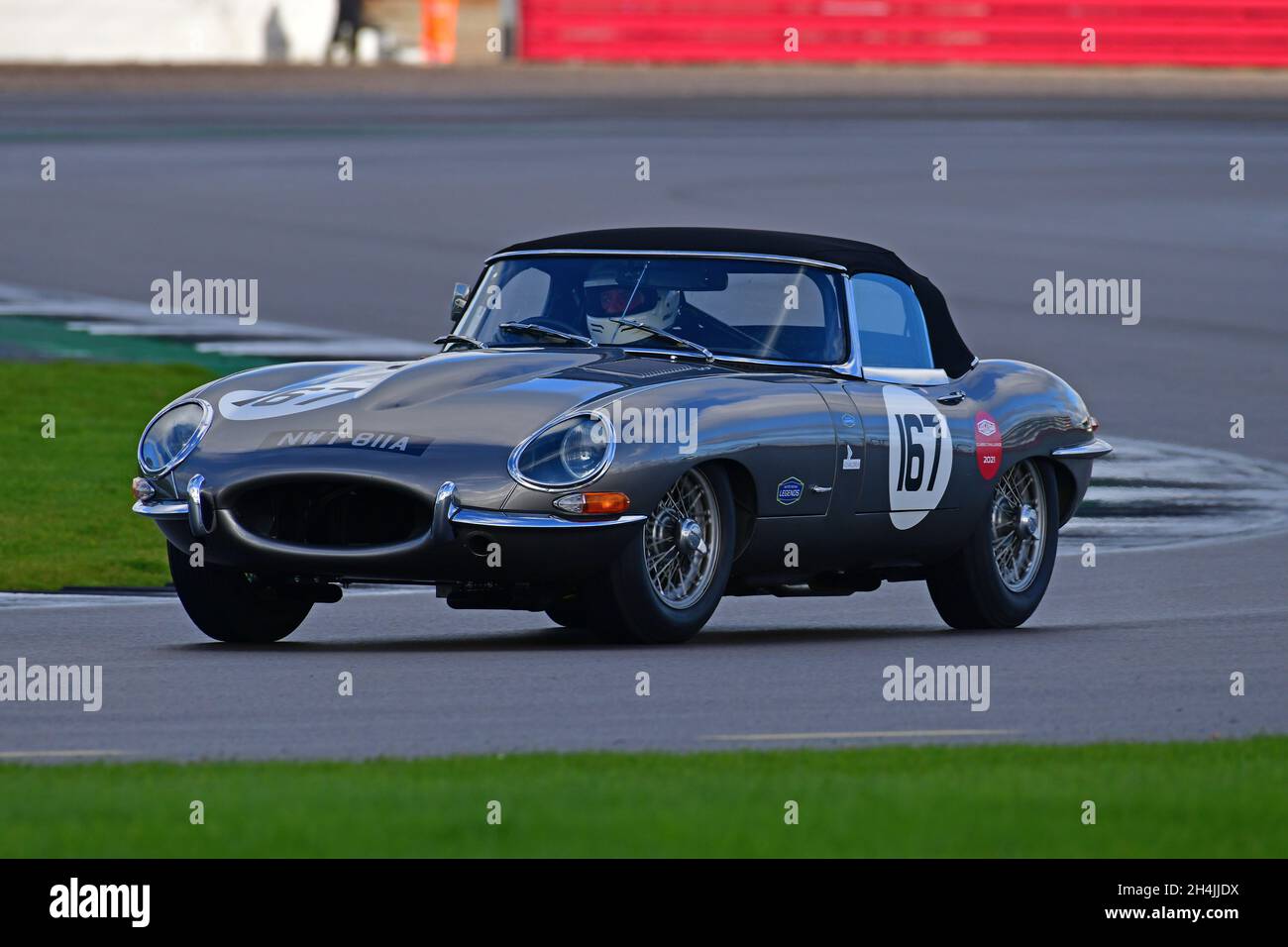 Andrew Moore, Jaguar e-Type, Motor Racing Legends, Jaguar Classic Challenge, evento di un'ora e due conducenti, le vetture ammesse sono: E-TYPE precedenti al 1966, tipi C, Foto Stock