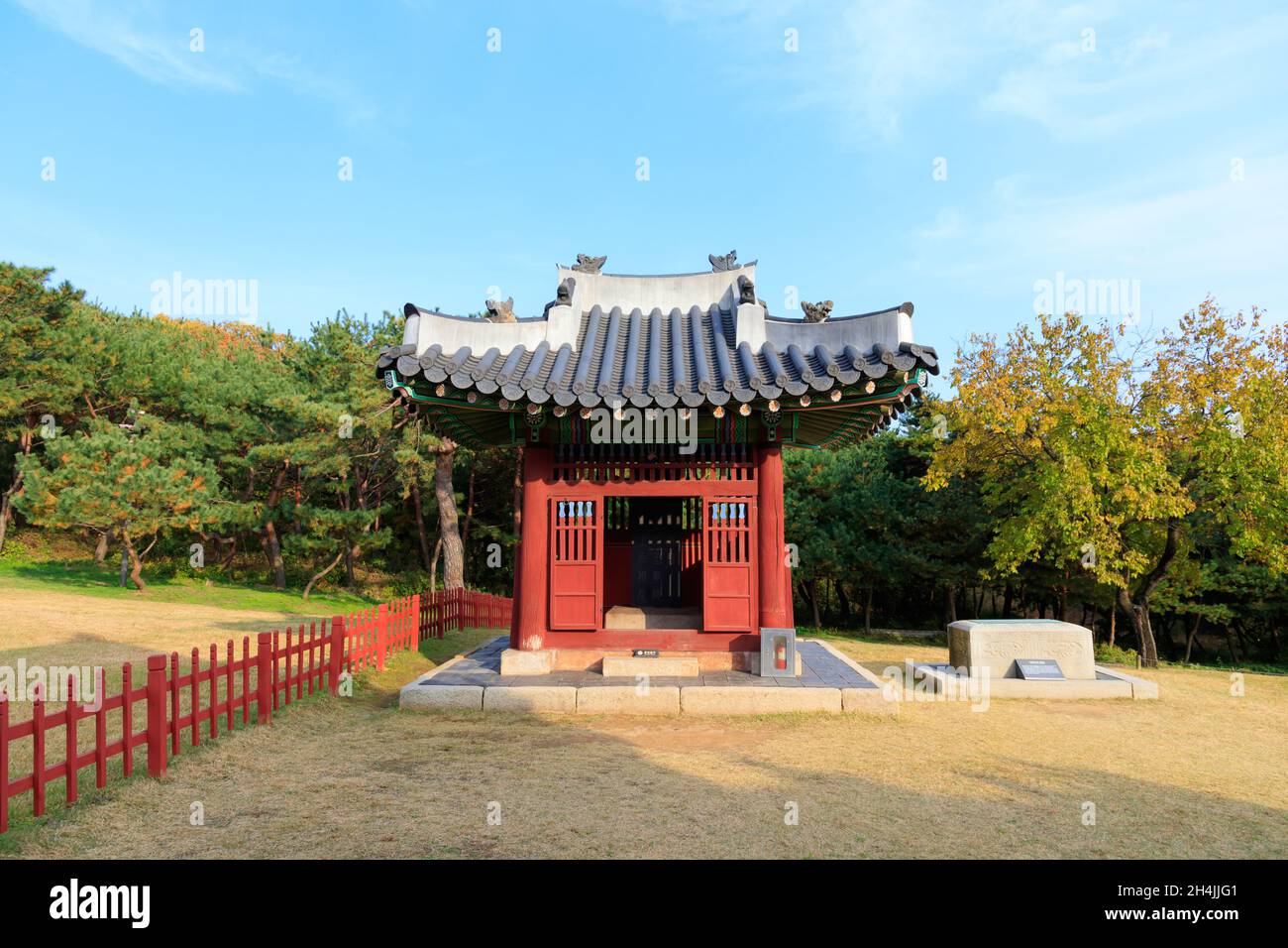 Patrimonio dell'umanità Joseon Royal Tombs.Gimpo Jangneung. Proprietà culturale designata a livello nazionale. Patrimonio dell'umanità dell'UNESCO, sito patrimonio dell'umanità. Foto Stock