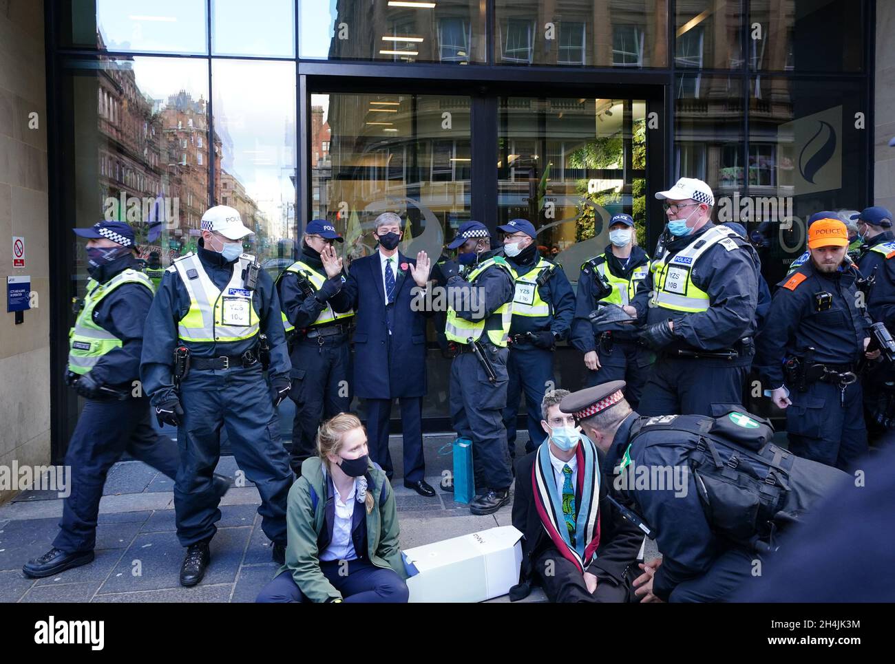 Estinzione i manifestanti della ribellione e la polizia fuori dalla SSE Renewables a Glasgow durante il vertice del Cop26. Data foto: Mercoledì 3 novembre 2021. Foto Stock