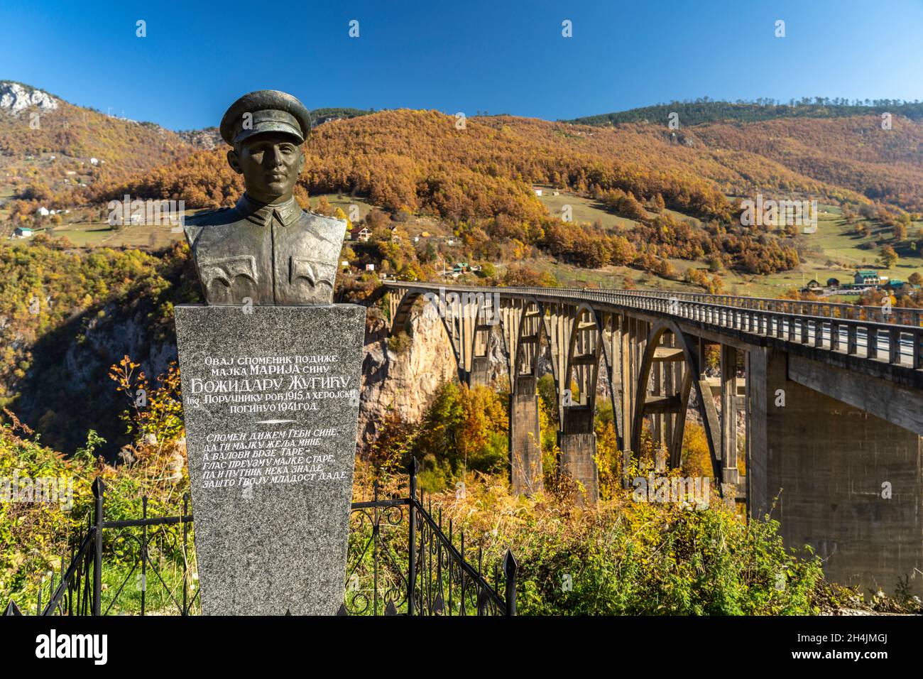 Trojanović vor der Tara-Brücke im Herbst, Pljevlja, Montenegro, Europa | Bridge designer Mijat S. Trojanović Statua e. Foto Stock