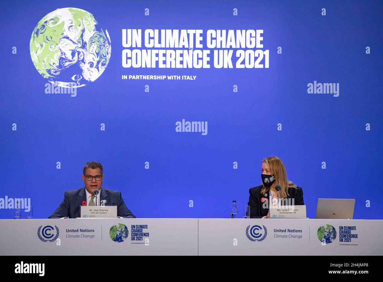 Glasgow, Scozia, Regno Unito. 3 novembre 2021. NELLA FOTO: Il presidente della COP26 Alok Sharma tiene una conferenza stampa sulla finanza globale per combattere il cambiamento climatico e mantenere l'uso della temperatura globale sotto un punto di cinque gradi. Credit: Colin Fisher/Alamy Live News Foto Stock