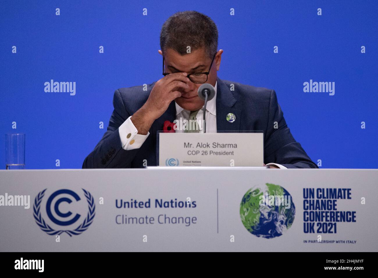 Glasgow, Scozia, Regno Unito. 3 novembre 2021. NELLA FOTO: Il presidente della COP26 Alok Sharma tiene una conferenza stampa sulla finanza globale per combattere il cambiamento climatico e mantenere l'uso della temperatura globale sotto un punto di cinque gradi. Credit: Colin Fisher/Alamy Live News Foto Stock