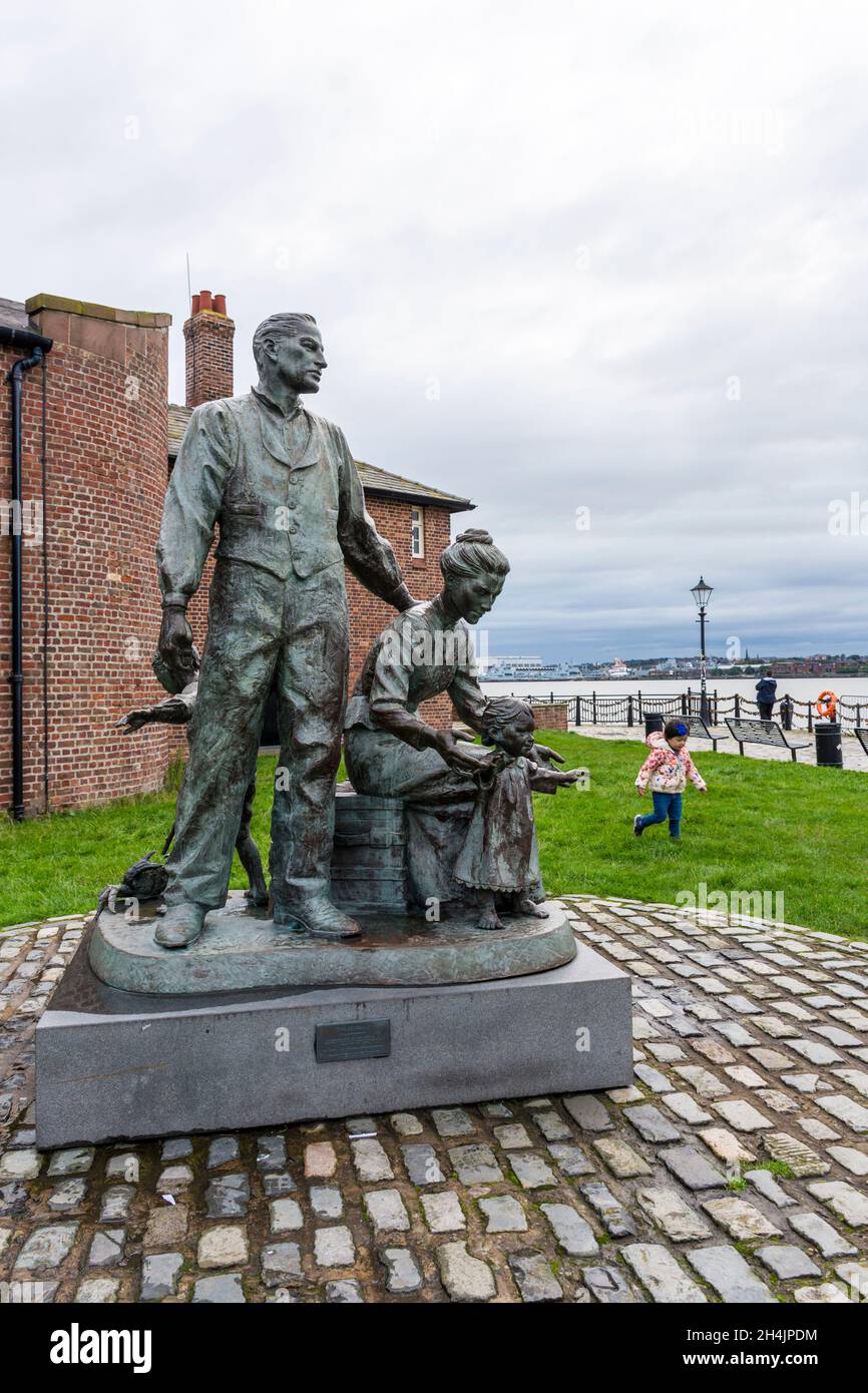 Statua 'Legacy' o 'The Crossing', Liverpool. La scultura chiamata 'Legacy' fuori dalla Casa del Piermaster nell'Albert Dock, che si affaccia sul fiume M. Foto Stock