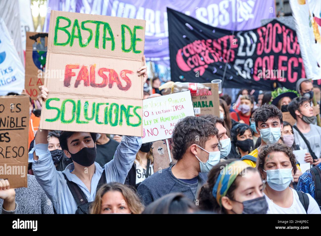 CABA, Buenos Aires, Argentina; 24 settembre 2021: Testo del segno: Niente più soluzioni false. Manifestazione di massa nel contesto dello sciopero climatico globale. Foto Stock